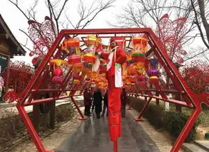 中国开封清明上河园首届国际灯笼节布展情况进展