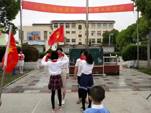 飘扬的红领巾,光荣的少先队
