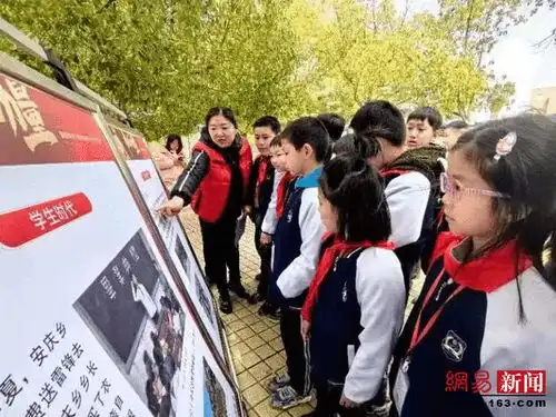 沿着雷锋的道路走来学习雷锋精神传承榜样力量主题活动侧记