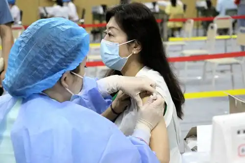 我校万余师生新冠疫苗接种任务顺利完成校地领导看望慰问工作人员