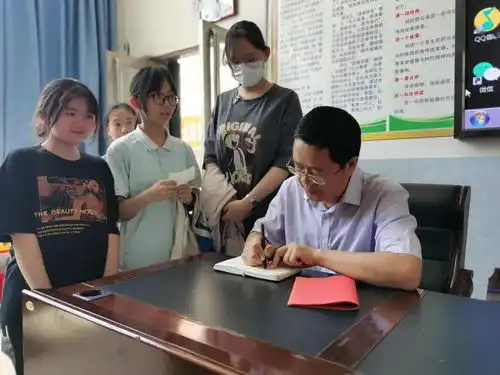 平顶山市第三高级中学举行2021届毕业生欢送会