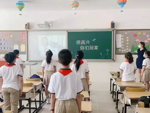 学寄语看两会长安少先队员见行动
