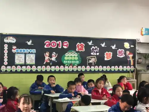 彩绘黑板报,助力文明城东风小学开展主题黑板报评比活动