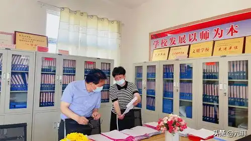 三尺讲台道不尽酸甜苦辣,两尺黑板写不完人生风景