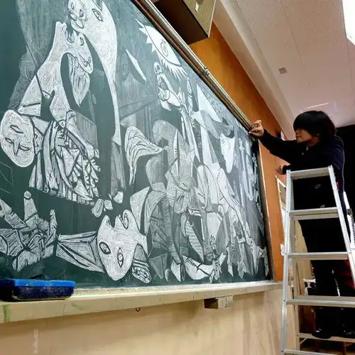 同年美术美术老师的神级粉笔画,值得围观