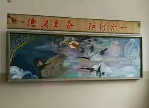 走进高中教室,书桌后的黑板报真是太抢眼,00后化身艺术大师