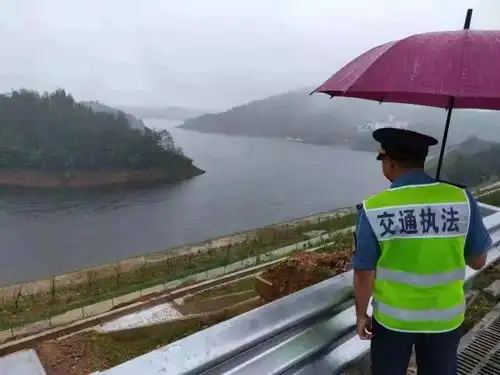多措并举,交通人织密防汛安全网