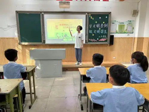 郑州市管城区腾飞路七里河小学少先队员共同学习文明条例