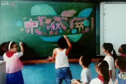 小学生的黑板报走红,美术天赋令人称奇,老师看后赶紧擦掉