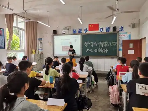 万盛各学校少工委深入学习全国第八次少代会精神