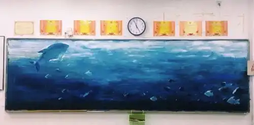 抖音获赞1000万的美术老师,用粉笔将黑板报画出油画质感,美到央视大大都为其打call
