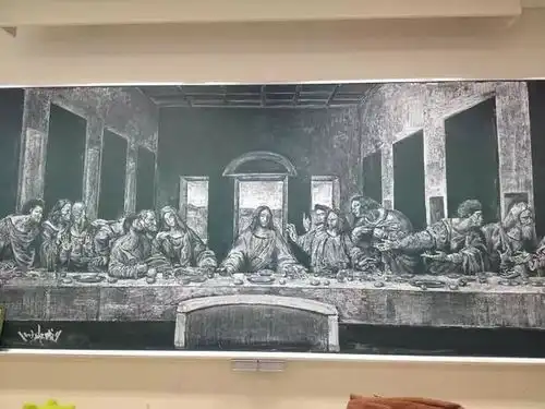 这群00后仅用一支粉笔,就绘制出逆天黑板报,看来我们对粉笔的力量一无所知