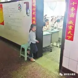 感人一幕女老师抱娃出黑板报走红网络