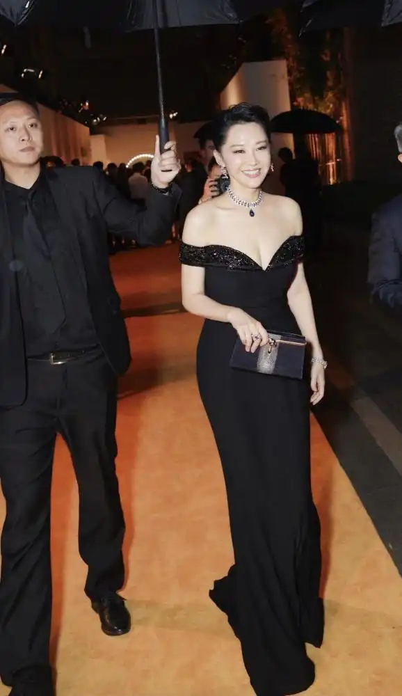 许晴没生孩子的身材就是好,白衬衫配阔腿短裤俏皮可爱,甜美娇俏
