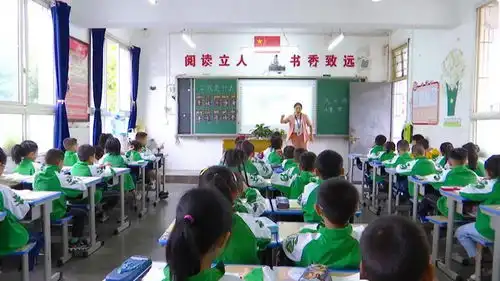 热烈庆祝第36个教师节陈妮用爱心和真诚陪伴学生健康成长