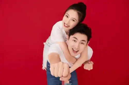 王彦霖艾佳妮民政局领证画面曝光,父母陪同,一家人热情合影温馨幸福