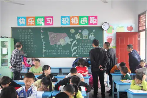 五通桥区蔡金小学开展庆祝新中国成立70周年板报评比活动