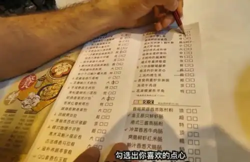 老外在广州吃早茶,面对一桌子美味点心,满足二字清楚写在脸上