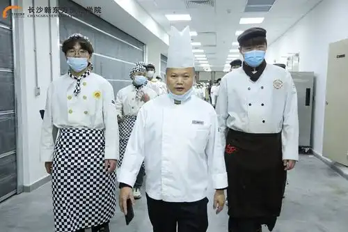 初高中生为什么要来新东方烹饪学校学厨师,这四点理由足够了