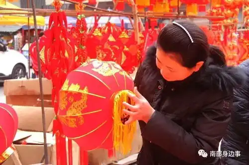 红红火火年味浓满街挂满红灯笼图