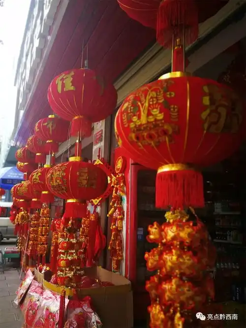 兴义大红灯笼高高挂,春节将至年味渐浓好喜庆