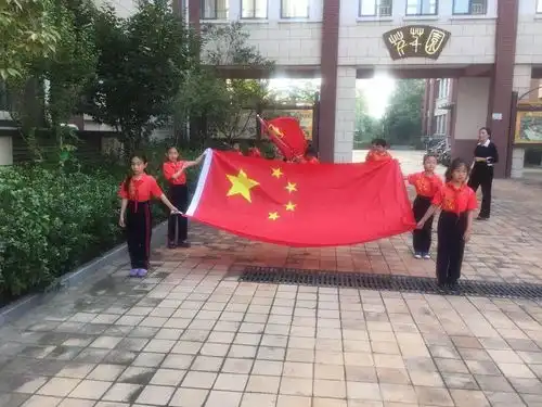 牵手,向国旗敬礼临沂一小东关校区热爱祖国主题活动启动仪式