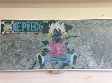 日本学生黑板当画布巧手画出粉笔艺术