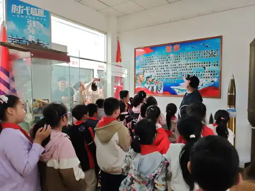 爱我祖国固我国防强我海军国翠小学三4中队开展国防教育研学活动