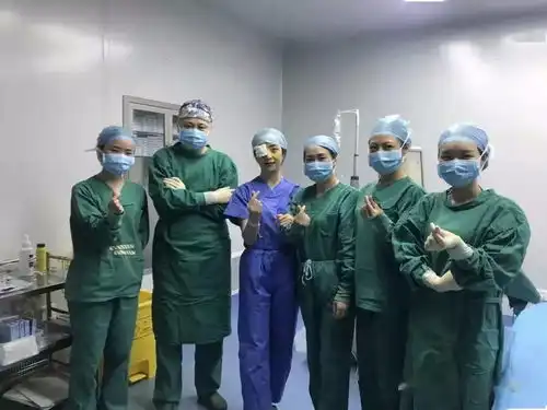 两位眼科医生共同摘镜,杨智院长亲术别让近视阻挡你的未来