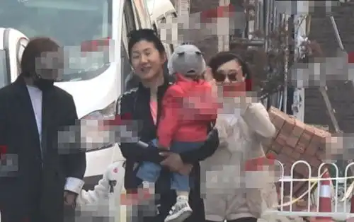 章子怡工作获妈妈带两个孩子探班画面温馨,醒醒与弟弟同框超有爱