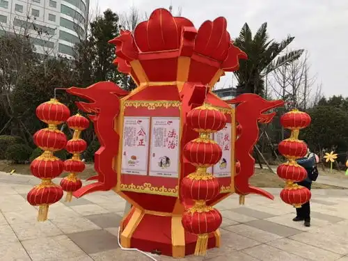 大红灯笼高高挂,凯里街头年味浓过年啦