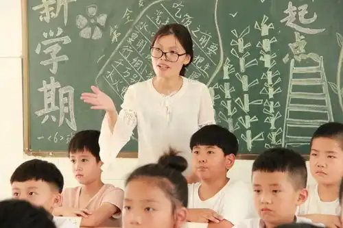 女老师抱孩子出黑板报照片刷屏老师,原来你在这样付出着看完默默转了