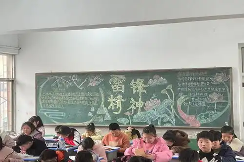 学雷锋树新风潢川县迎宾路小学开展黑板报评比活动
