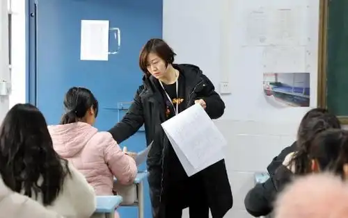 高考的时候,老师为什么频繁的喝水其实原因并非口渴