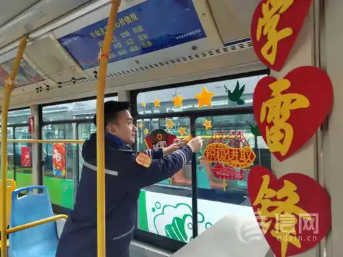 打造学雷锋主题车厢青岛公交302路载着雷锋精神启航