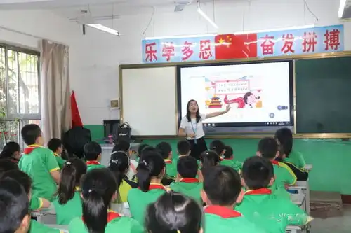 关注两会,致敬先锋府东街小学学先锋做先锋主题活动