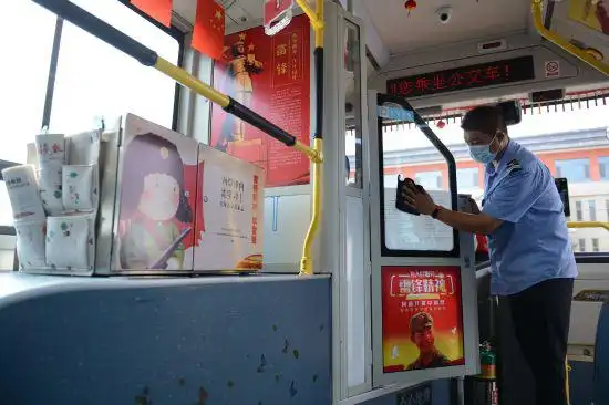 呼和浩特市公交推出雷锋精神主题公交车