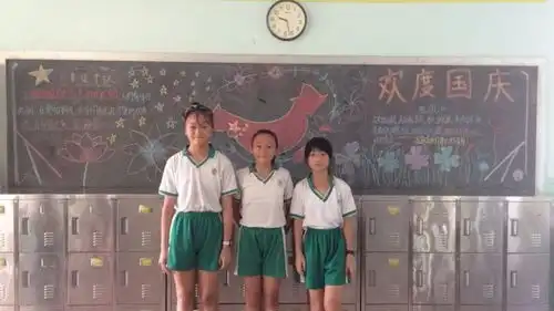 喜迎国庆中秋妙手描绘新意祥景小学开展迎国庆庆中秋黑板报展示活动