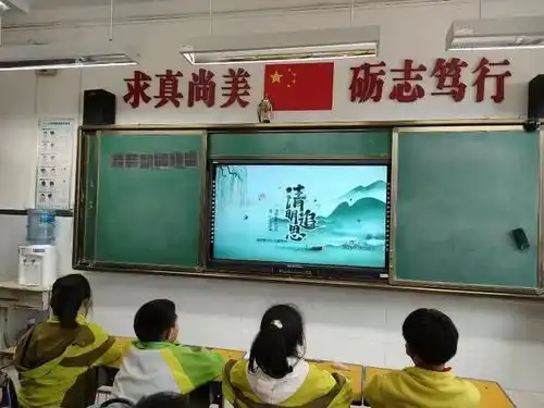 西安市共青团员少先队员开展缅怀革命先烈,传承红色基因清明祭英烈活动