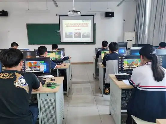 2021年全市中小学虚拟机器人比赛顺利举行