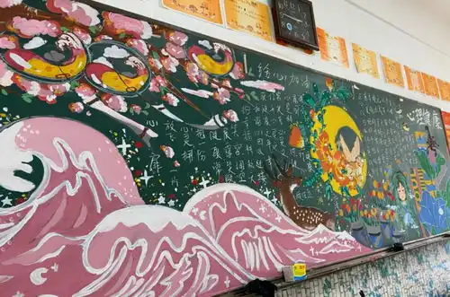 各科老师用画画讲课,语文老师画李清照,其他科目老师也不甘落后