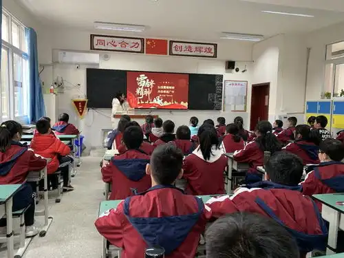 四川省广安中学初一年级举行学习雷锋主题班会和手抄报