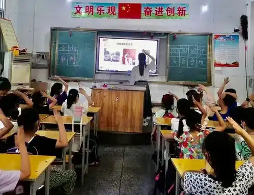 实验小学举行少先队新队员入队仪式