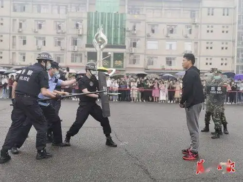 一名歹徒尾随学生试图混进校园江夏区多项举措强化中小学幼儿园安全管理