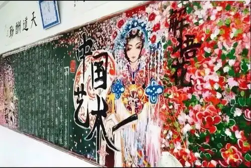 00后创意黑板报火了,学生美术功底了得,老师看完舍不得擦掉