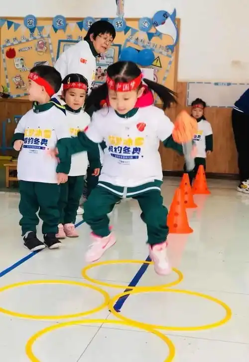 相约冬奥幼儿园变身冬奥主题乐园,冰雪嘉年华运动会欢笑连连