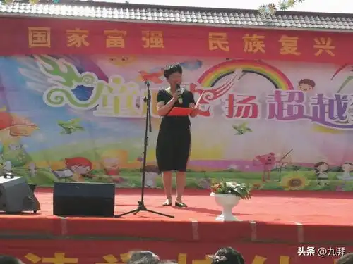 三尺讲台道不尽酸甜苦辣,两尺黑板写不完人生风景
