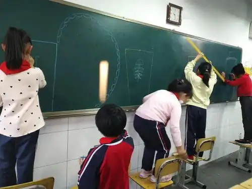 美三小学三二中队开展小手拉大手垃圾分类减量主题活动