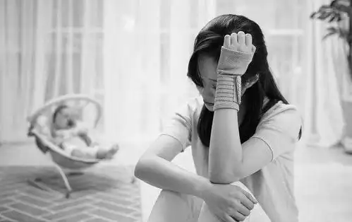 恶婆婆给300万硬逼媳妇离婚,媳妇怒斥你家是有王位要继承吗