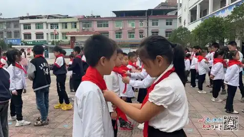永丰县龙冈中心小学举行少先队员入队仪式图